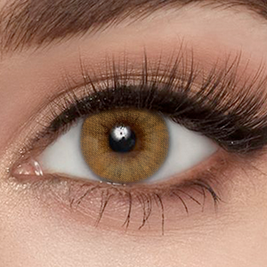 Model wearing Hidrocor Ocre 14.2mm colored contacts