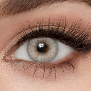 Model wearing Hidrocor Cristal 14.0mm colored contacts