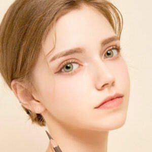 Model wearing Toffee Brown 14.5mm colored contacts