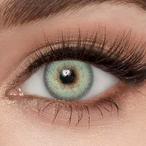 Model wearing Crystaline Green 14.0mm colored contacts