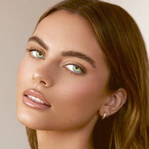 Model wearing Crystaline Green 14.0mm colored contacts