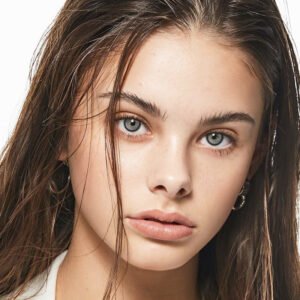 Model wearing Dewy Deer 14.2mm colored contacts